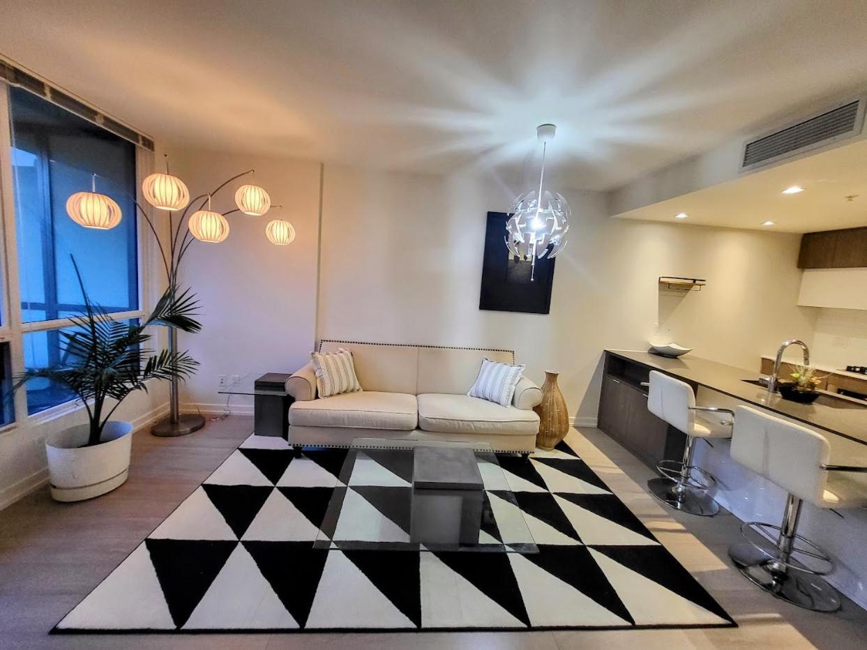 Your Perfect Escape - Modern Landmark Condo In Downtown Calgary - Free Parking- Premium Location Екстериор снимка