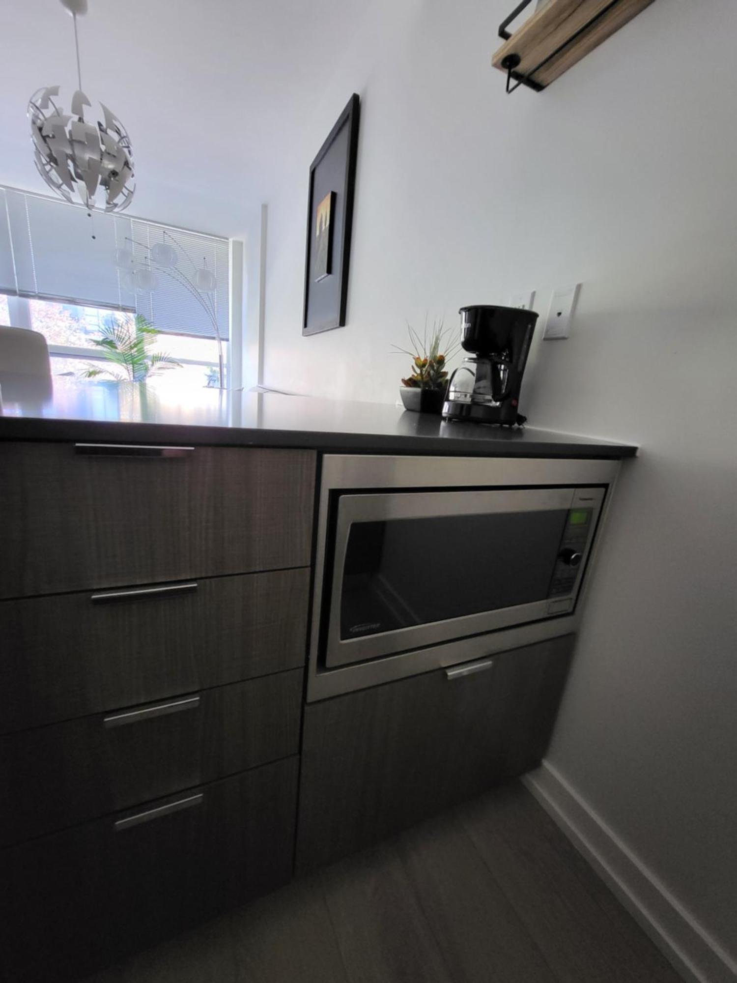 Your Perfect Escape - Modern Landmark Condo In Downtown Calgary - Free Parking- Premium Location Екстериор снимка